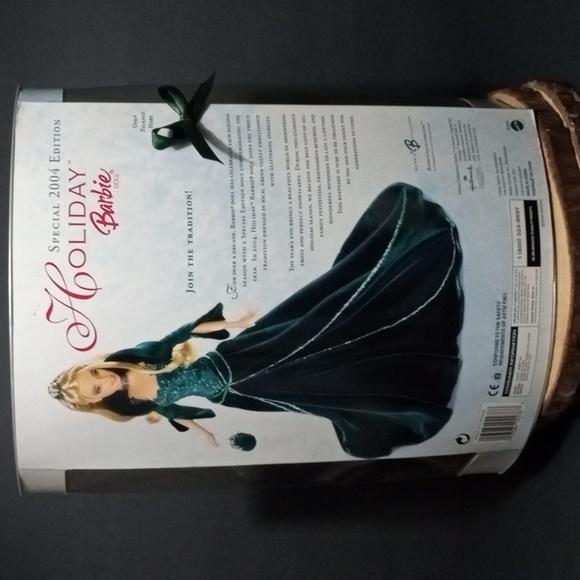 Holiday Barbie 2004 - Picture 4 of 10